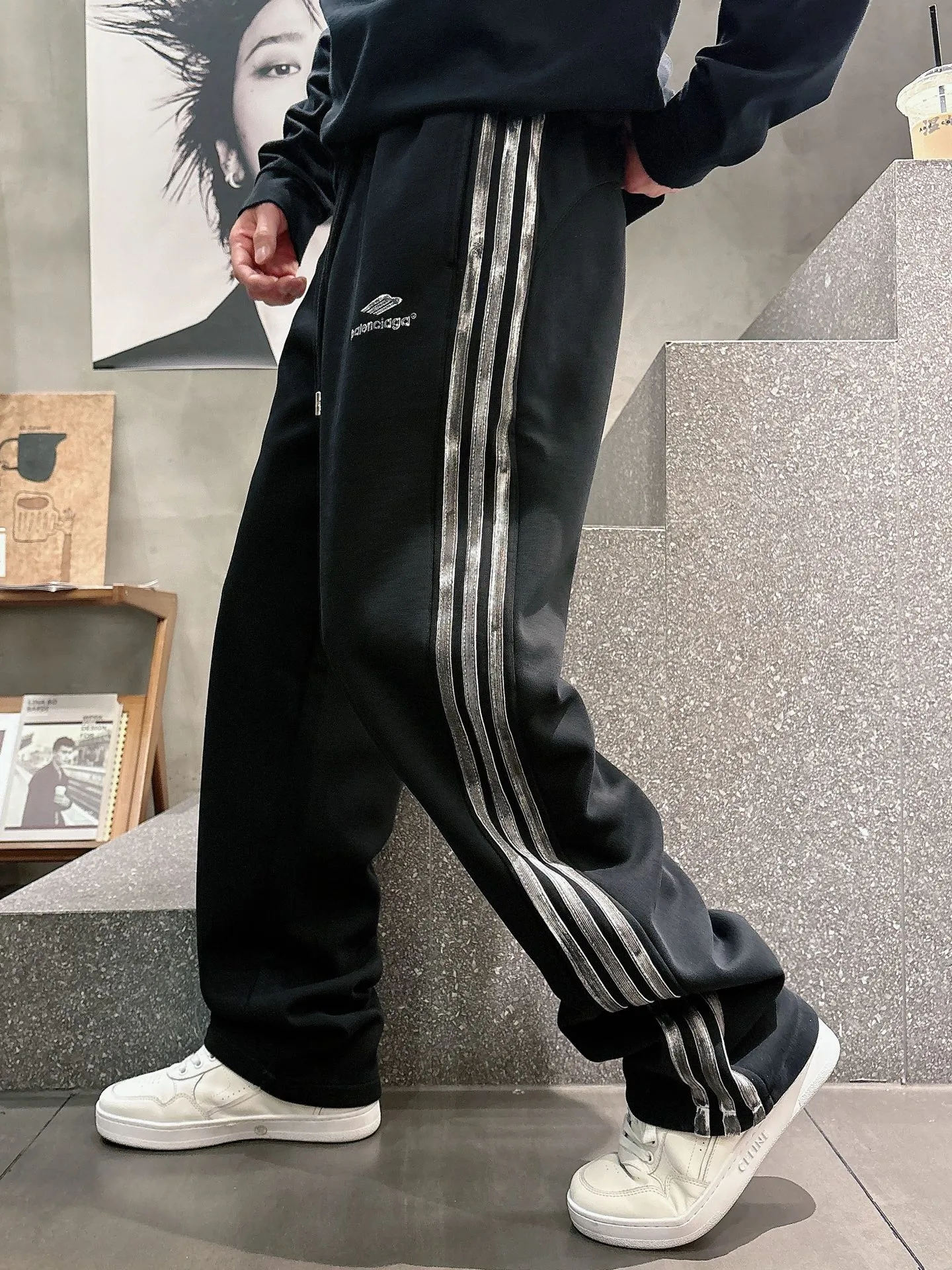 Balenciaga 🆕2026 Autumn and Winter New Arrival Casual Pants! The official website will be released simultaneously. Brand Classic LOGO casual pants, customized fabrics, excellent comfort and strong touch. Highly recognisable, perfect appearance and craftsmanship. Size:M-3XL